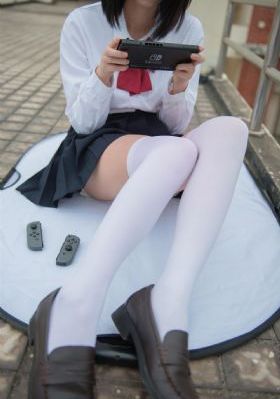 医生隔着内裤揉弄护士视频